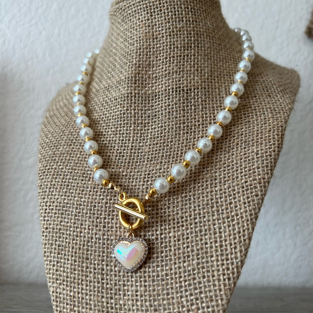 FINAL SALE | faux pearl necklace with a heart pendant - Picture 3 of 6